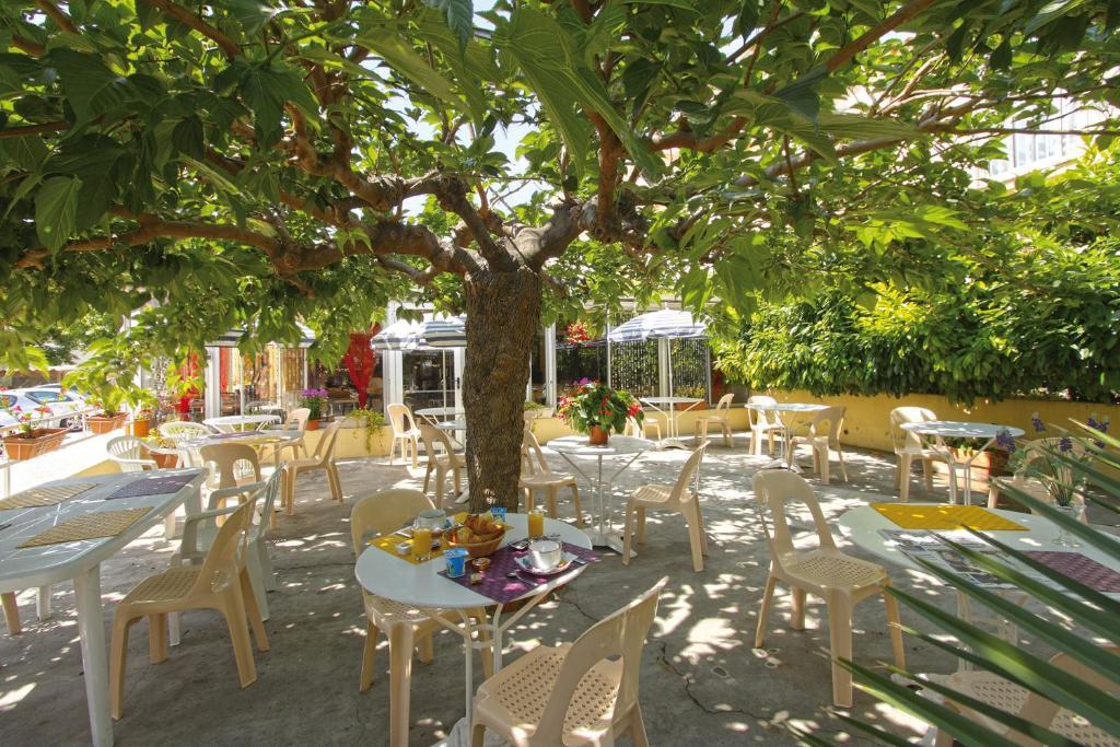 Hotel La Croix De Malte La Ciotat Exterior photo